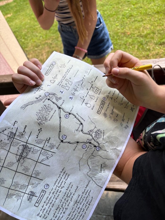Spannende Rätsel und lockere Wanderunge in Kombination mit digitaler Unterhaltung.