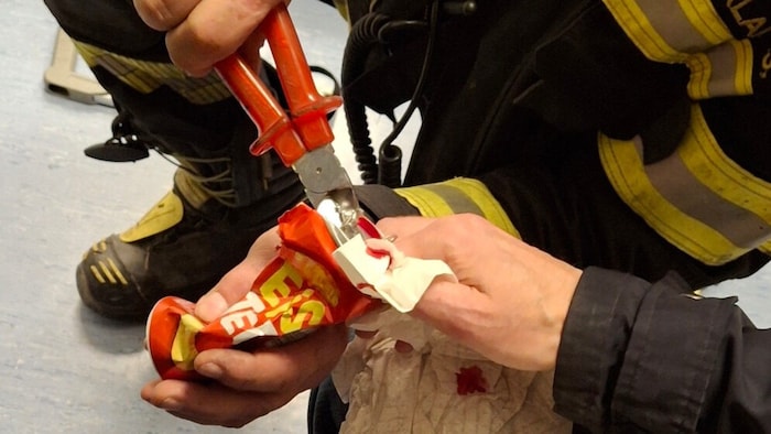 Mit dem Seitenschneider befreite die Feuerwehr den „Eingeklemmten“.