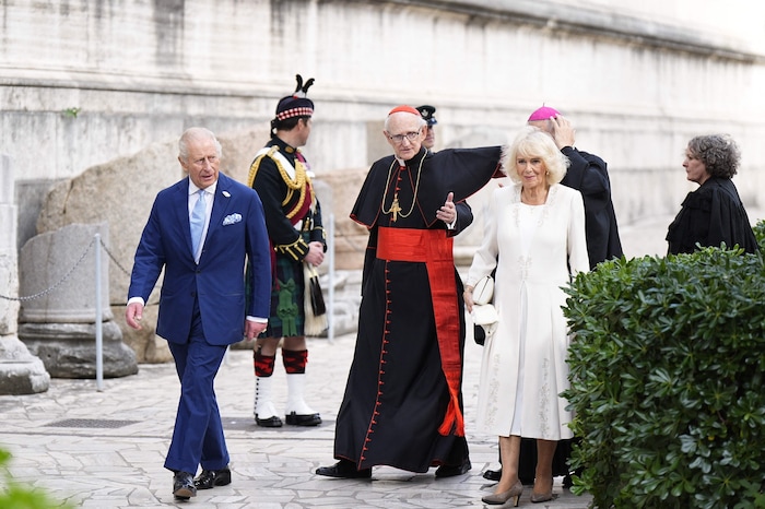 König Charles III. und Königin Camilla bei ihrer Ankunft in der päpstlichen Basilika und Abtei ...