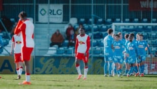 Elione Fernandes-Neto (Mitte) verlässt die Mozartstadt.