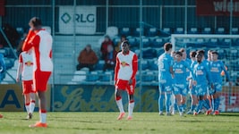 Elione Fernandes-Neto (Mitte) verlässt die Mozartstadt.