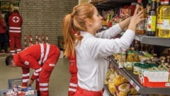 Lebensmittelausgabe beim Roten Kreuz Innsbruck: Die Zahl der zu versorgenden Menschen steigt ...