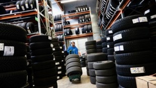 Im riesigen Depot bei Räder Nais lagern an die 9000 Autoreifen.