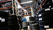 Im riesigen Depot bei Räder Nais lagern an die 9000 Autoreifen.
