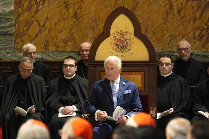Der eigens für König Charles hergestellte Stuhl verbleibt in der Basilika – um auch bei ...