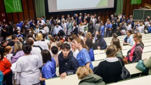 Betriebsversammlung: Ausgerechnet im Gesundheitsbereich will die Landesregierung jetzt sparen.