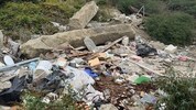 Das vermüllte Grundstück im 22. Bezirk ist weiterhin frei zugänglich.