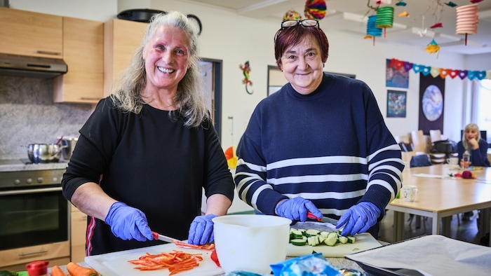 Silvia B. (links) und Helga O. haben bei der Caritas Hilfe gefunden, unter anderem dank „Ein ...