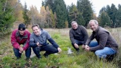 Grundeigentümer Andreas (li.) und Stefan Hörtnagl (2.v.re.) mit LR René Zumtobel, (2. v. li.) ...