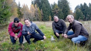 Grundeigentümer Andreas (li.) und Stefan Hörtnagl (2.v.re.) mit LR René Zumtobel, (2. v. li.) ...