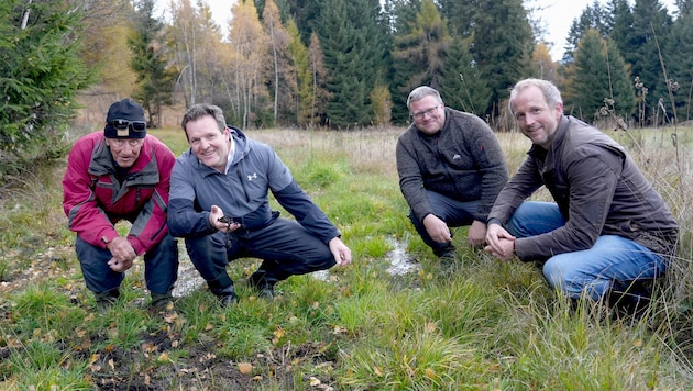 Grundeigentümer Andreas (li.) und Stefan Hörtnagl (2.v.re.) mit LR René Zumtobel, (2. v. li.) ...