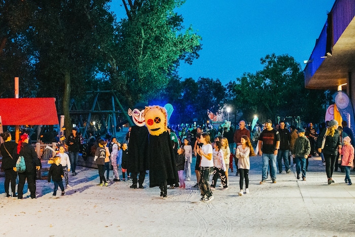 Zu den Highlights zählen hier der Düsterwald, das Gruselkino und die Hütten des Grauens.