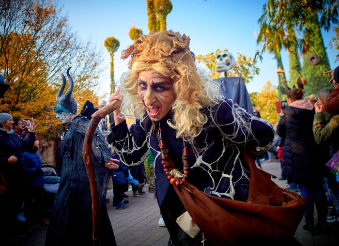 Neben bunten Paraden sorgt Magier Patrick Kulo für mystischen Schattenzauber.