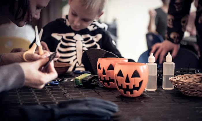 Wer die Rätselprüfung besteht, darf noch Zeit in der Halloween-Bastelstube verbringen.
