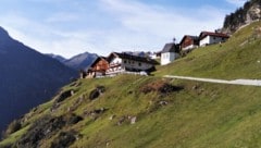 Die Minisiedlung Farst liegt in steilen Wiesen oberhalb der Engelswand.