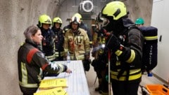 Vor dem Start des Trainings bekommen die Feuerwehrleute einen Überblick zur Situation.