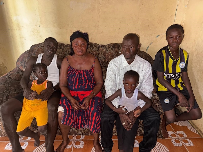 Danso (li.) mit seiner Familie in Gambia.