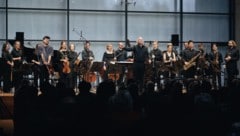 Dirigenten Johannes Kalitzke mit dem Ensemble. Er wird auch die Uraufführung am Samstag in der ...