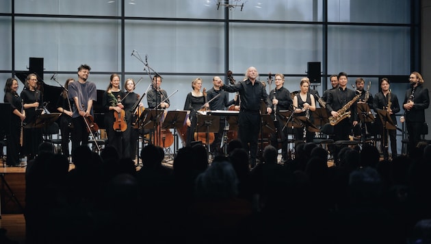 Dirigenten Johannes Kalitzke mit dem Ensemble. Er wird auch die Uraufführung am Samstag in der ...