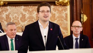 Niko Swatek (NEOS, Mitte) will keine Standortabgabe, Landesrat Ehrenhöfer (re.) lässt ...