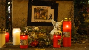 Am Unfallort in Leonding erinnern Kerzen und ein Bild an die getötete 19-jährige Selin.