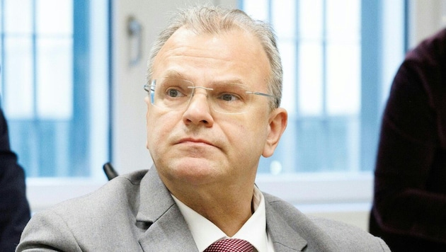 Im März wurde Jenewein wegen eines Verstoßes gegen das Waffengesetz sowie Missbrauch der ...