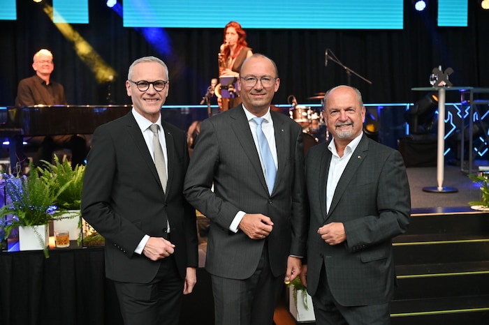 Raiffeisenlandesbank-CEO Reinhard Schwendtbauer (Mitte) begrüßte oö. Versicherung-Chef Othmar ...