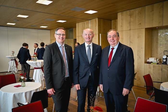 In der Oberbank traf Generaldirektor Franz Gasselsberger (M.) Stefan Koch (l.), Rektor der ...