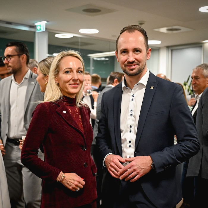 Markus Auer, Direktor der VKB Bank, mit Lisa Frisch, Chefin bei BNP.