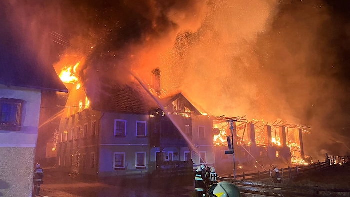 Der erste Stall- und Wohnhausbrand ereignete sich Ende Mai im kleinen Ort Oberdorf bei Rennweg.