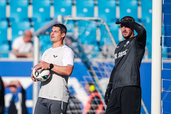Eigentlich ist Martin Kobras (l.) nur noch Tormanntrainer, zuletzt saß die Klub-Ikone aber ...