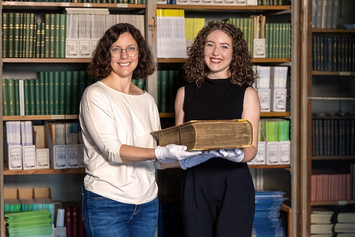Sarah Fiedler, Direktorin der Abteilung Bibliothek im NHM Wien, und Leah Karas, ihre ...