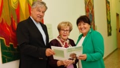 Jubilarin Waltraud Klasnic mit ÖVP-Chefin Manuela Khom (re.) und Autor Herwig Hösele