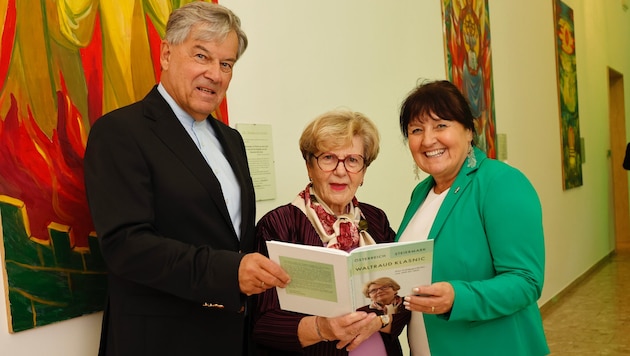 Jubilarin Waltraud Klasnic mit ÖVP-Chefin Manuela Khom (re.) und Autor Herwig Hösele