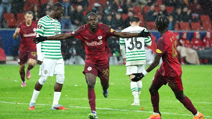Edmund Baidoo (mitte) jubelte über den frühen Führungstreffer.