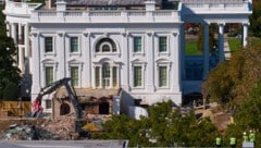 Bagger demolierten am Donnerstag den Ostflügel des Weißen Hauses in Washington, D.C.