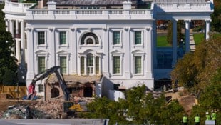 Bagger demolierten am Donnerstag den Ostflügel des Weißen Hauses in Washington, D.C.