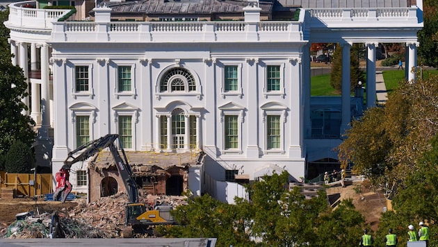 Bagger demolierten am Donnerstag den Ostflügel des Weißen Hauses in Washington, D.C.