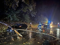 Kurz nach 20 Uhr schrillte am Donnerstag die Sirene für die FF Ossiach: Auf der Ossiacher ...