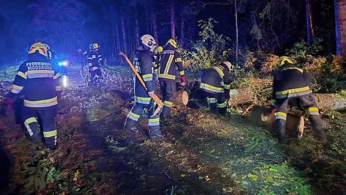 Auch die FF Moosburg steht nach einem Sturmschaden im Einsatz.