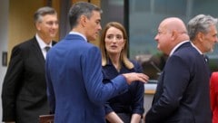 Kanzler Stocker (r.) im Gespräch mit Spaniens Premier Pedro Sanchez und EU-Parlamentspräsidentin ...