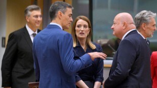 Kanzler Stocker (r.) im Gespräch mit Spaniens Premier Pedro Sanchez und EU-Parlamentspräsidentin ...