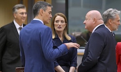 Kanzler Stocker (r.) im Gespräch mit Spaniens Premier Pedro Sanchez und EU-Parlamentspräsidentin ...