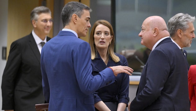 Kanzler Stocker (r.) im Gespräch mit Spaniens Premier Pedro Sanchez und EU-Parlamentspräsidentin ...