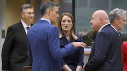 Kanzler Stocker (r.) im Gespräch mit Spaniens Premier Pedro Sanchez und EU-Parlamentspräsidentin ...