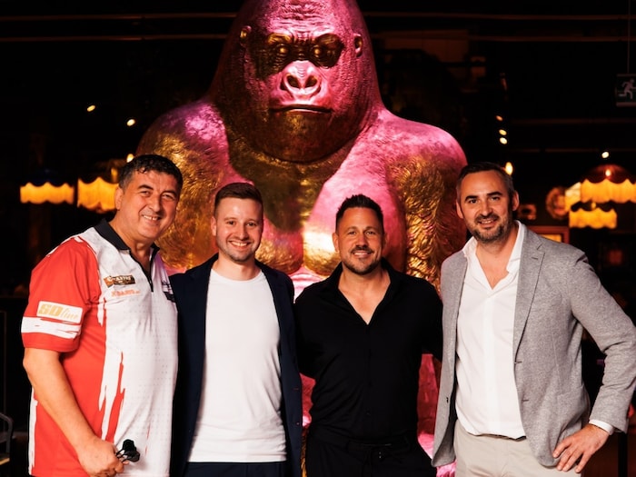Mensur Suljovic (li.) mit Thomas Hanfstingl (Betriebsleiter des CUBE), Philipp Pracser (CEO der ...