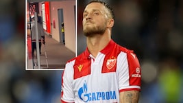 Marko Arnautovic geht auf Krücken aus dem Stadion.