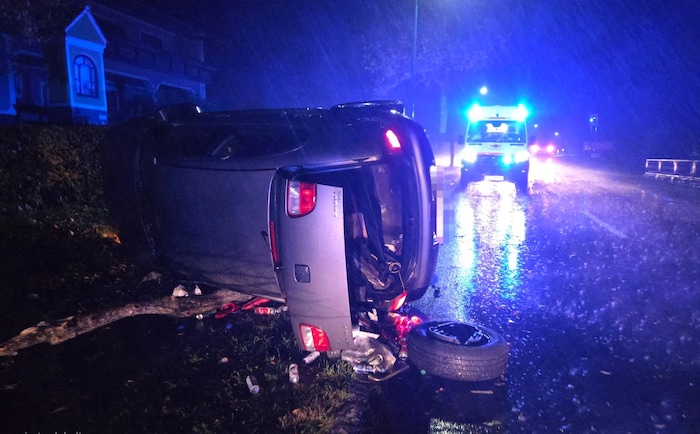 Bei dem Unfall wurden zwei Personen verletzt.