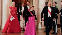 Norwegens König Harald V. mit seiner Frau Königin Sonja, Kronprinz Haakon und Kronprinzessin ...