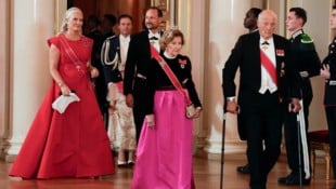 Norwegens König Harald V. mit seiner Frau Königin Sonja, Kronprinz Haakon und Kronprinzessin ...